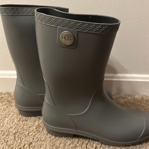 Ugg rain boots. Grey. Size 8 . Basically new worn twice